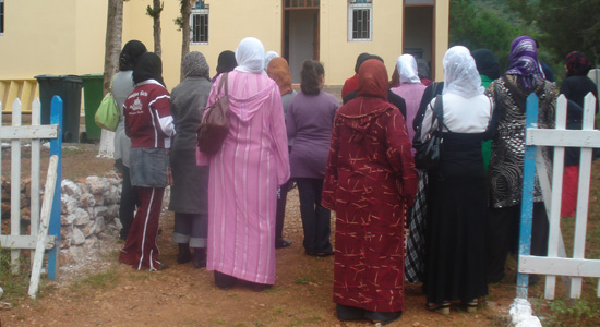 Mujeres y niños en un centro de educación en Marruecos