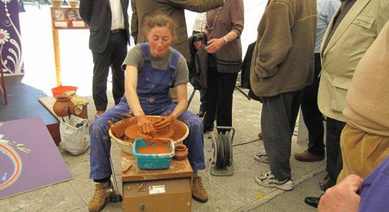 Una expositora realizando un ademostración de cerámica en la Feria Artemur