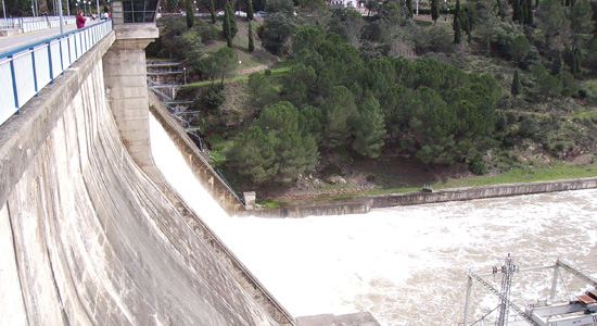 Presa de un pantano descargando agua
