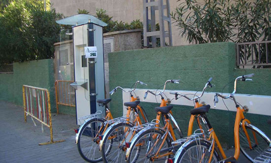 Bicicletas en un aparcamiento con aclaje
