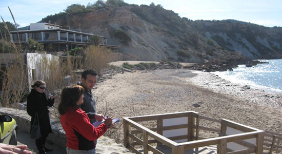 Una colaboradora de la Asociación De Educación Ambiental y del Consumidor puntuando una playa