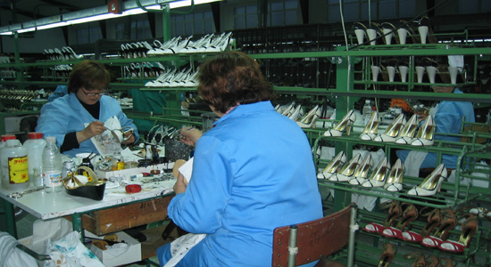 Dos trabajadoras en la cadena de producción de una fábrica de calzados