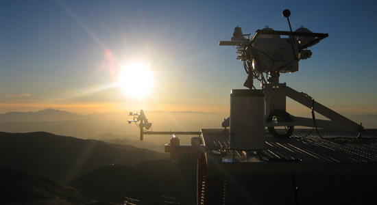 Una estación meteorológica instalada en la cima de una montaña