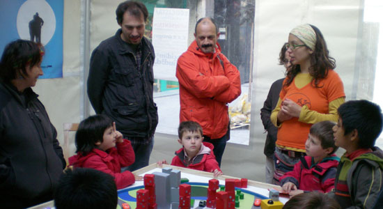 Niños con sus padres en un taller sobre cambio climático
