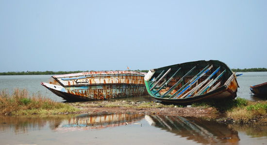 Dos barcas de pesca varadas en una playa