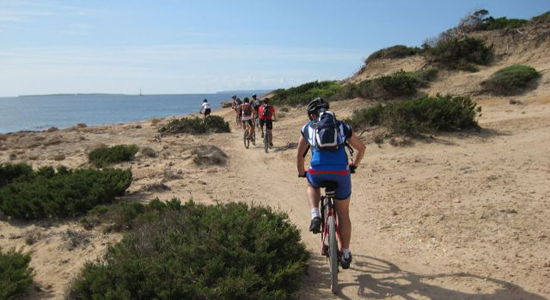 Ciclistas en un sendero costero