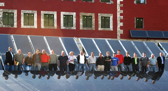 Integrantes en un curso sobra la energía solar