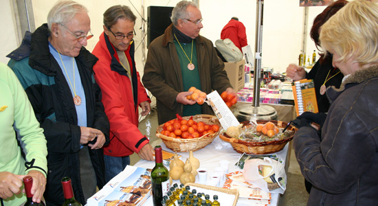 Asistentes a una feria de productos agrícolas