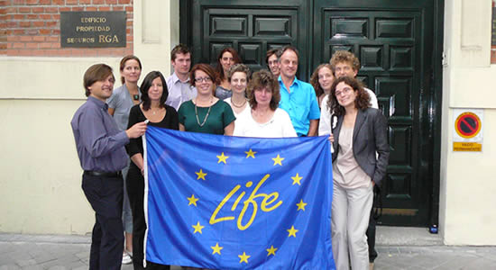 Representantes del proyecto posando con la bandera de LIFE