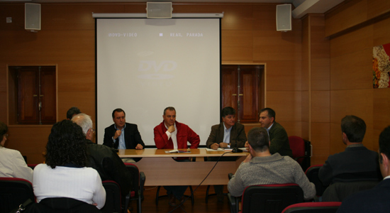 Participantes en una charla sobre los incendios forestales