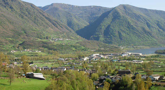 El municipio de Villablino con el embalse de las Rozas y montañas al fondo