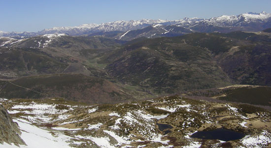 Paisaje montañoso del Valle de Luna con la Cordillera Cantábrica al fondo