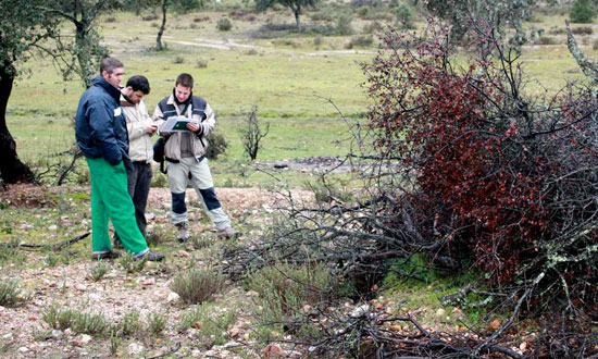 Tres colaboradores de Global Nature en una salida a campo