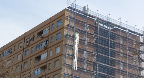 Andamios en la fachada de un edificio en rehabilitación