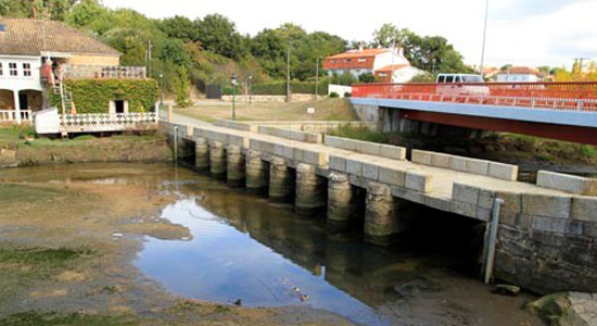 Puente sobre el río Lagares, antes de su desembocadura cerca  de Samil
