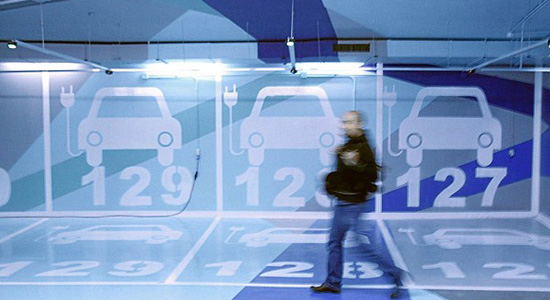 Un peatón transitando entre las plazas de parkin de un hotel