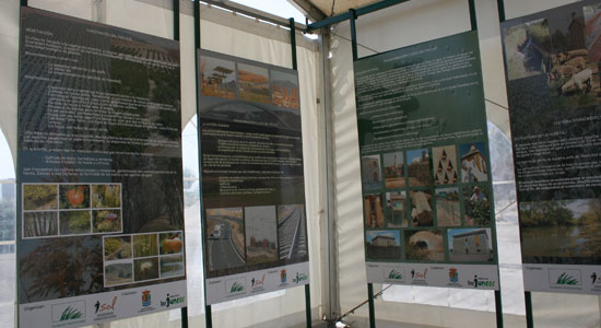 Paneles informativos de una exposición itinerante en la Región de Murcia