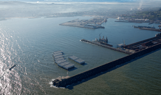 Vista aérea de un puerto marítimo comercial