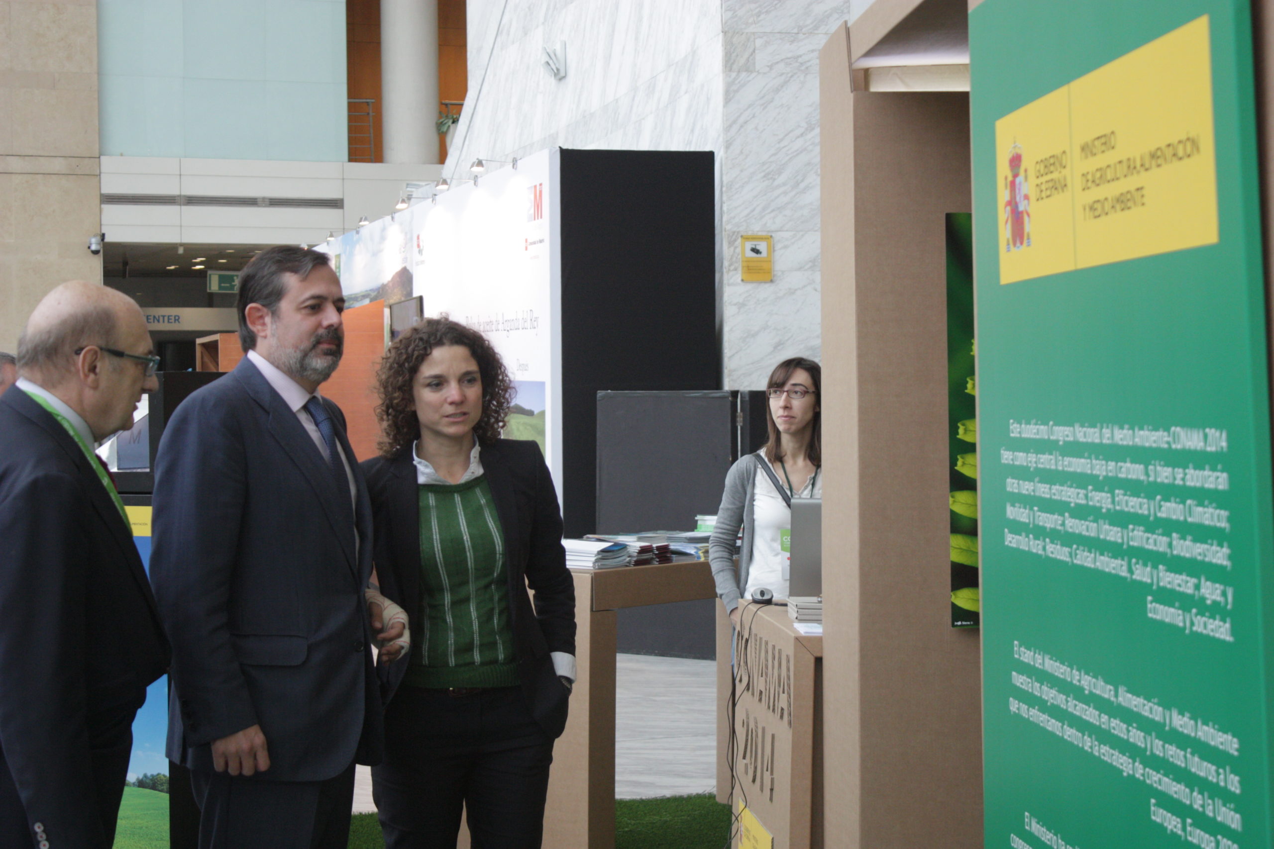 federico ramos visita el stand del ministerio en conama