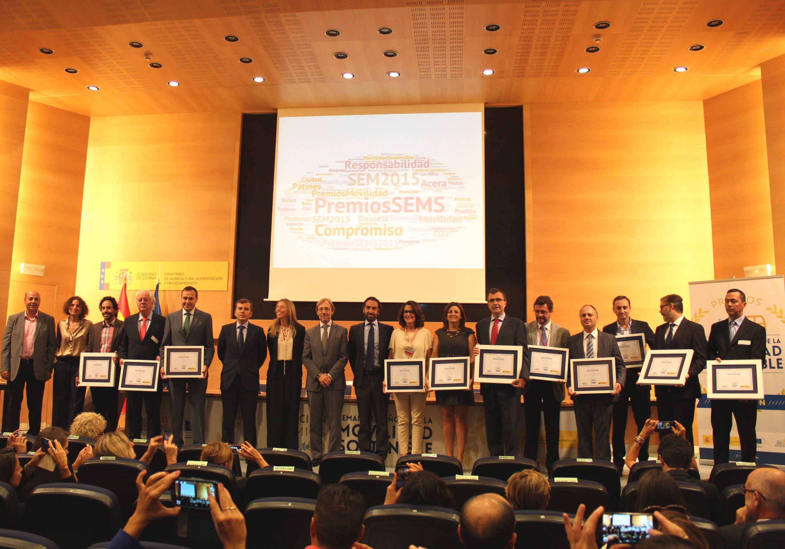pablo saavedra entrega los premios de la SEMS 2015