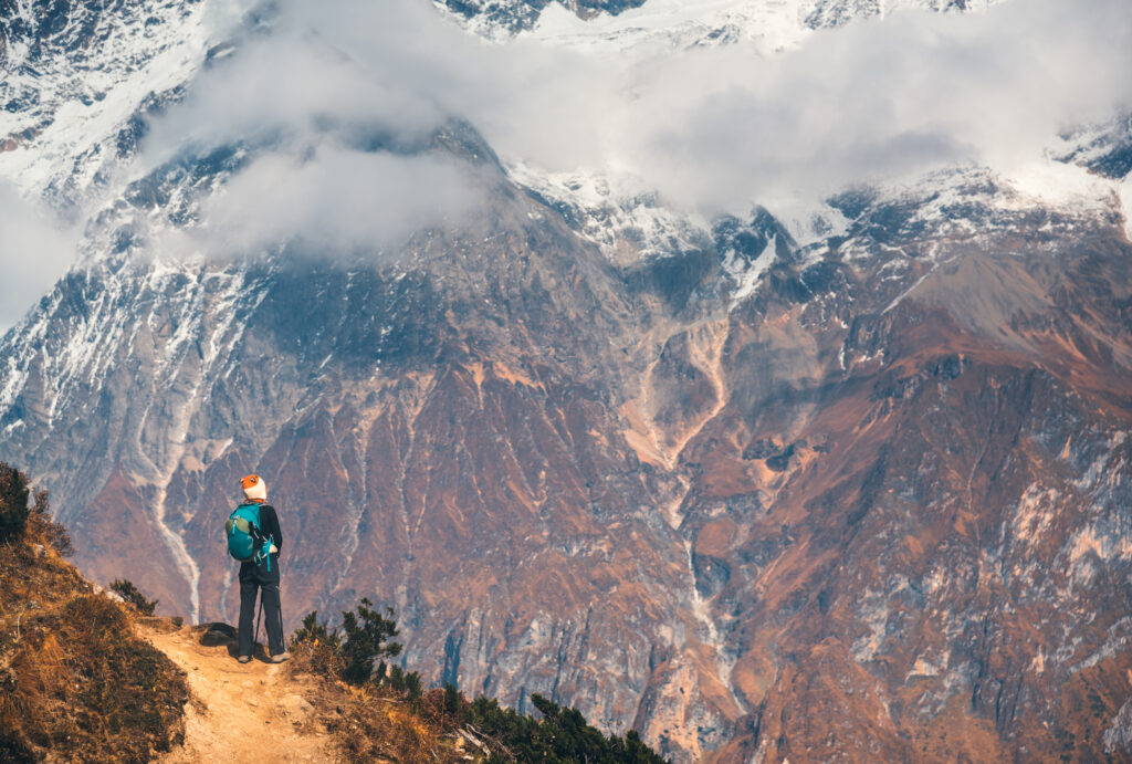 Joven frente a una montaña