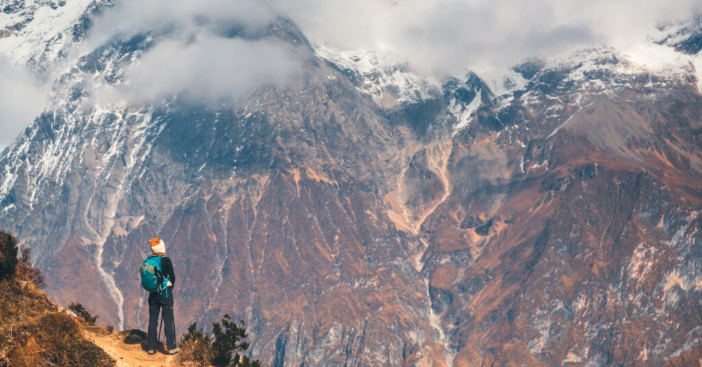 Joven frente a una montaña